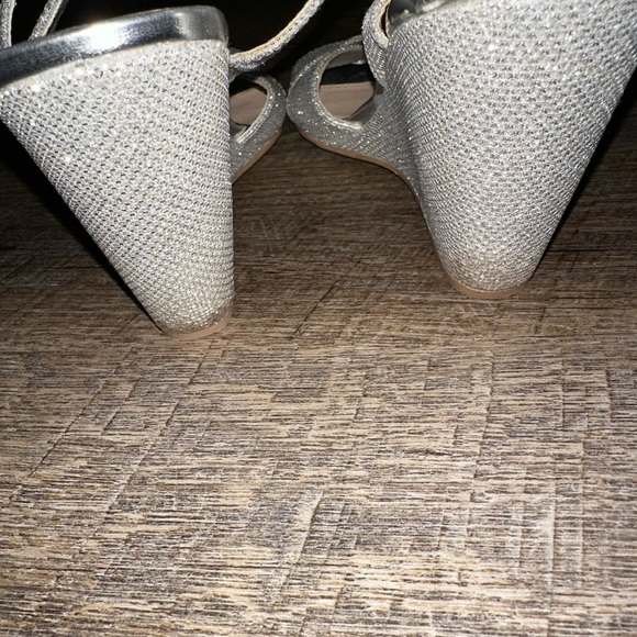 Le Chateau silver sparkle wedges - Picture 4 of 4